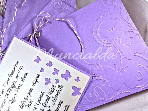 alt="partecipazioni-inviti-comunione-handmade-embossing-farfalle-butterfly-viola-liliac"