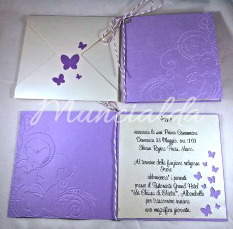 alt="partecipazioni-inviti-comunione-handmade-embossing-farfalle-butterfly-viola-liliac"